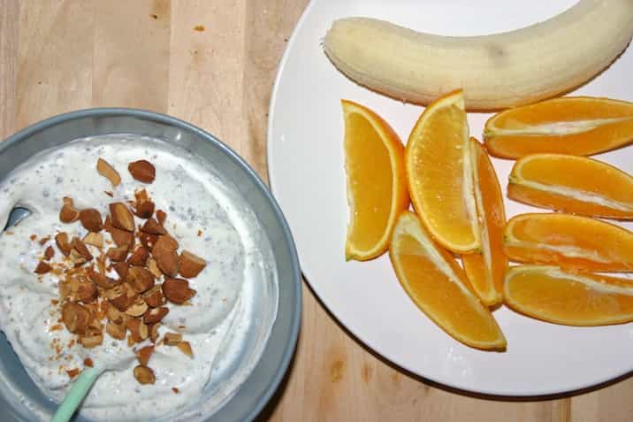 Skyr med chia, mandler, appelsin og banan