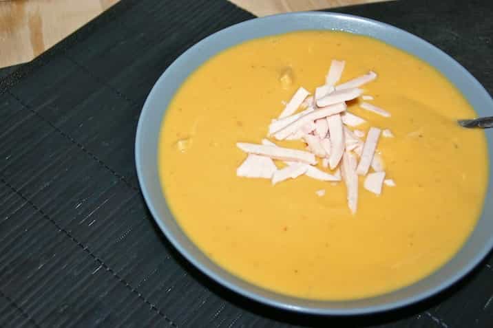 Blomkåls- og sød kartoffelsuppe med flødeost