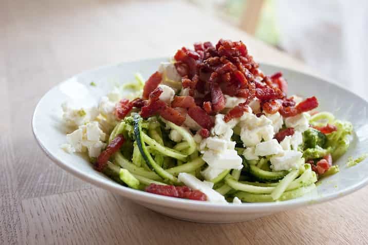 Squashgetti med pesto, feta og bacon