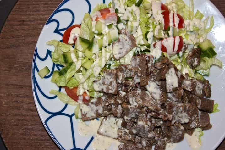 Kebab-salat med creme fraiche-dressing