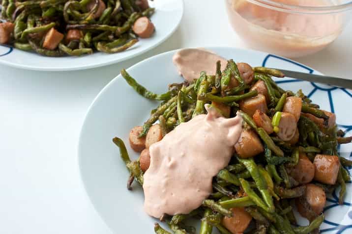 Pølsemix med bønnefritter og tomatmayo