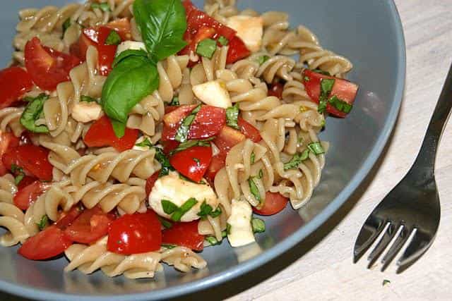 Pastasalat med tomat, mozzarella og basilikum