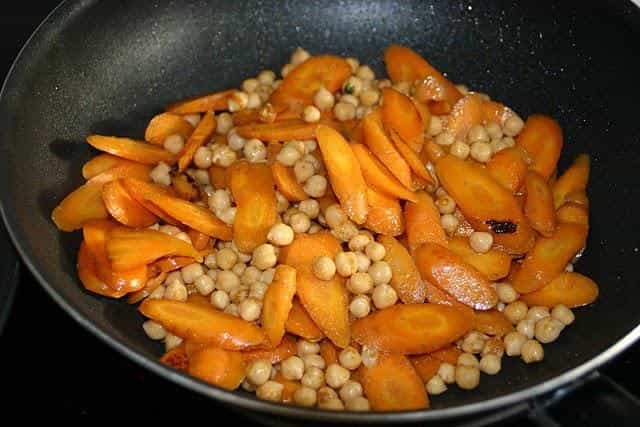 Stegte kikærter og gulerødder med kylling