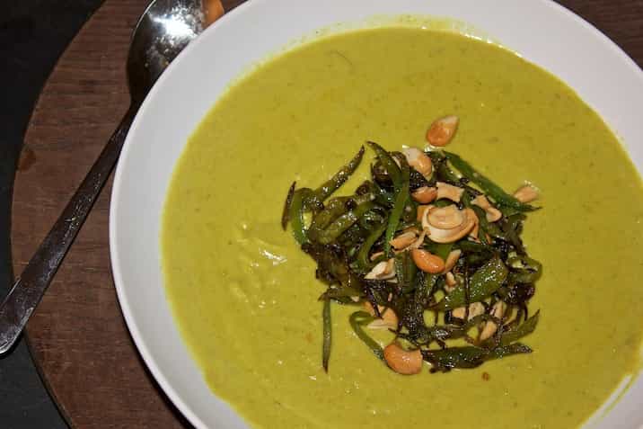 karrykrydret-blomkaalssuppe-aerter-cashew-kokos1
