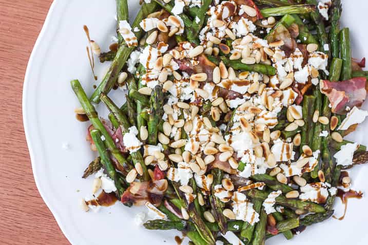 grillede-asparges-bacon-feta-pinjekerner-1