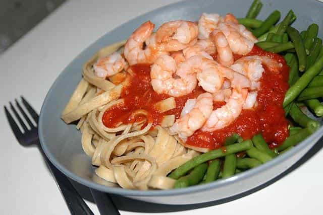Pasta med rejer, tomatsauce og grønne bønner