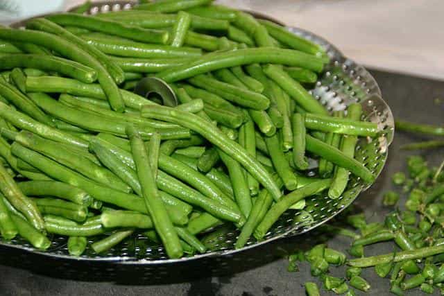 Pasta med rejer, tomatsauce og grønne bønner